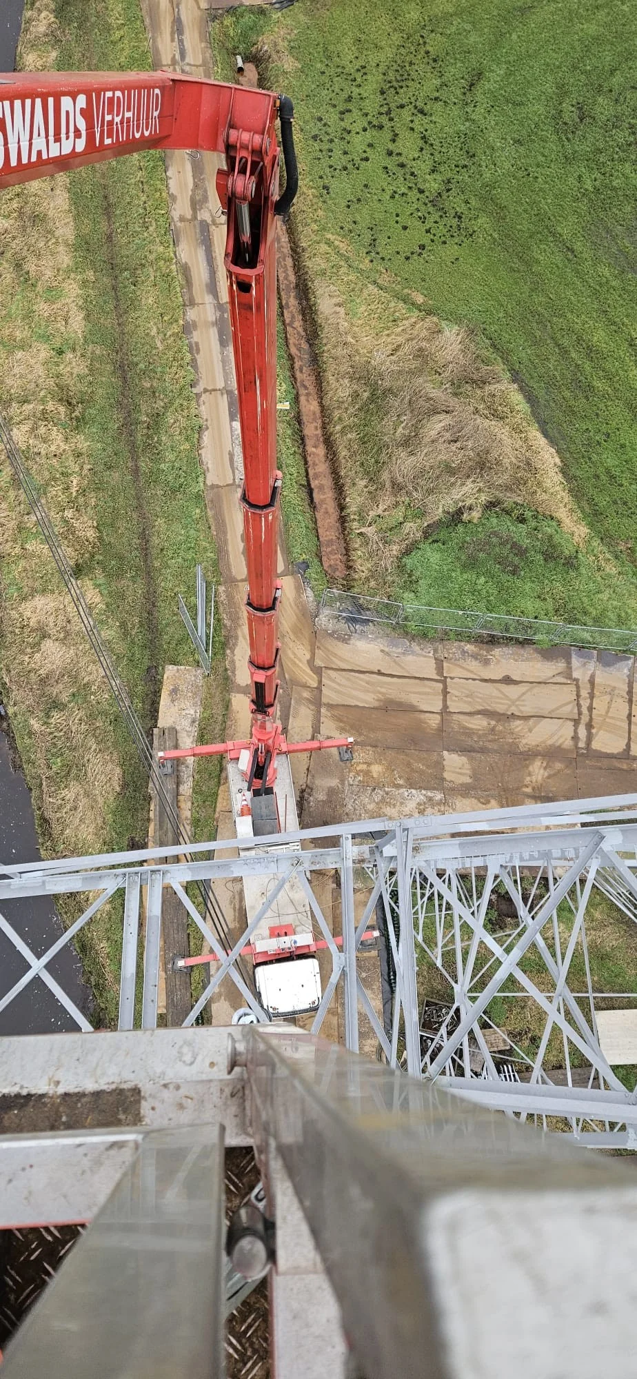 Vrachtwagenhoogwerker 61 meter