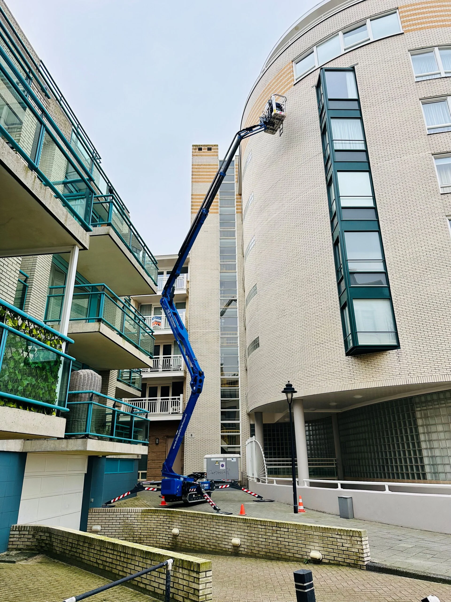 26 meter spinhoogwerker in actie